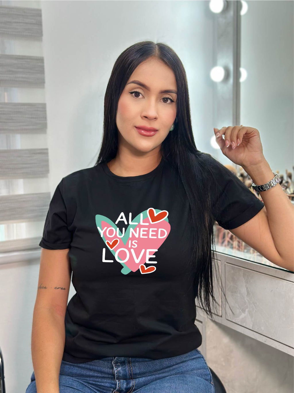 Camiseta "Todos necesitamos es amor"