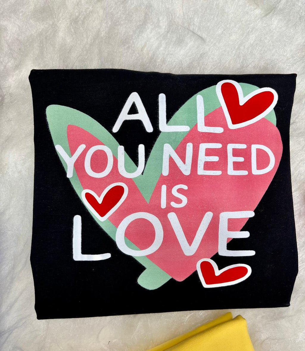 Camiseta "Todos necesitamos es amor"